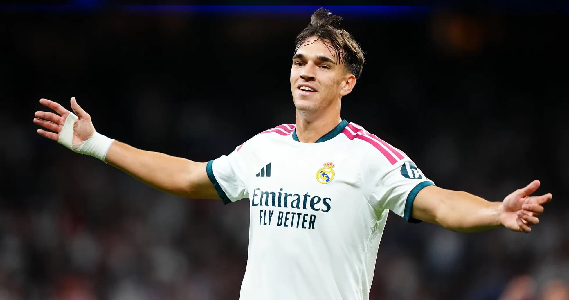 Jugador de Real Madrid celebrando con los brazos abiertos