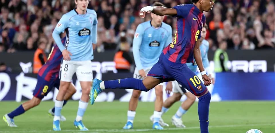 Jugador de Barcelona ejecutando un penalti en el partido