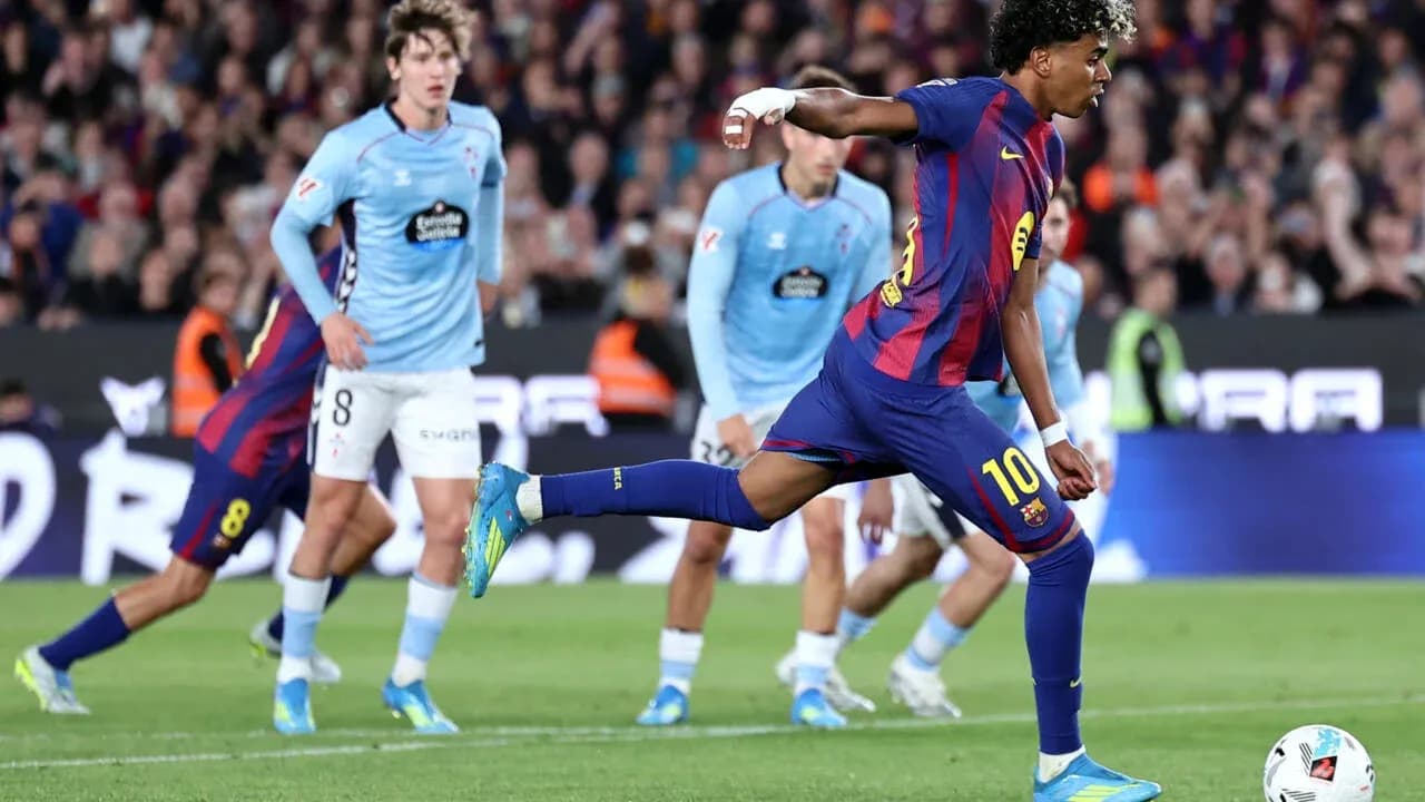 Jugador de Barcelona ejecutando un penalti en el partido