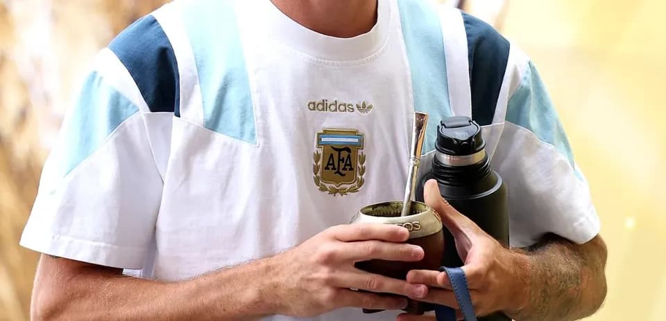 Jugador sosteniendo mate y botella en entrenamiento