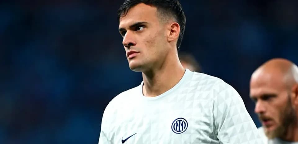 Jugador de Inter de Milán en uniforme durante partido