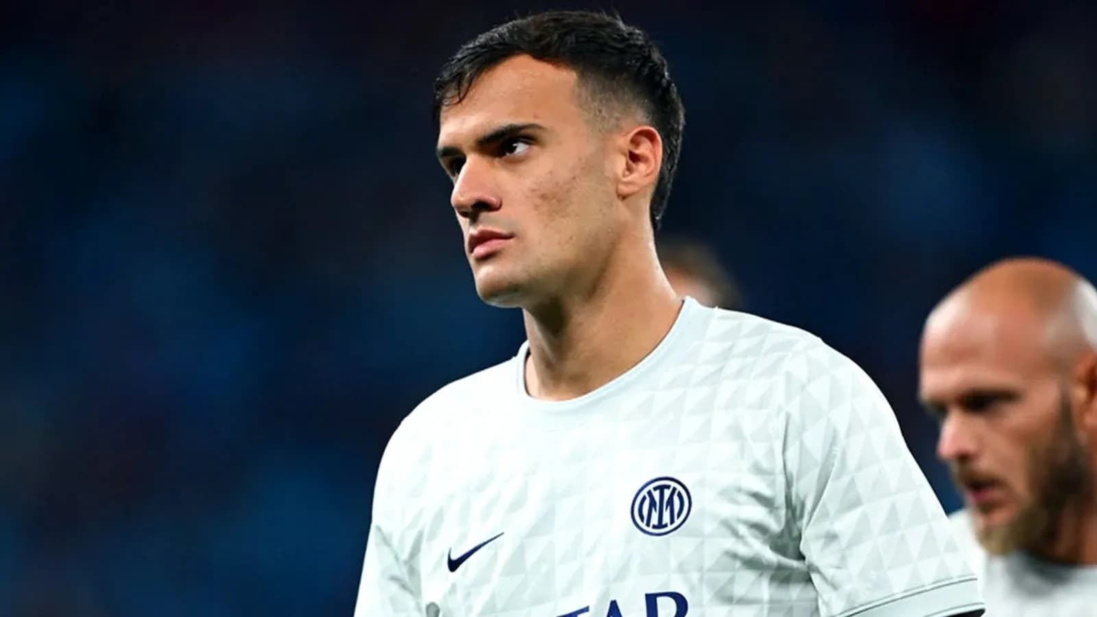 Jugador de Inter de Milán en uniforme durante partido