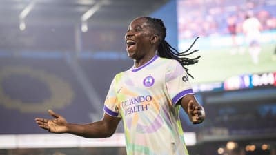 Jugador celebrando en el campo durante el partido