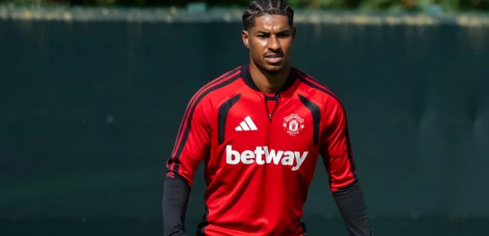 Jugador entrenando con camiseta de Manchester United