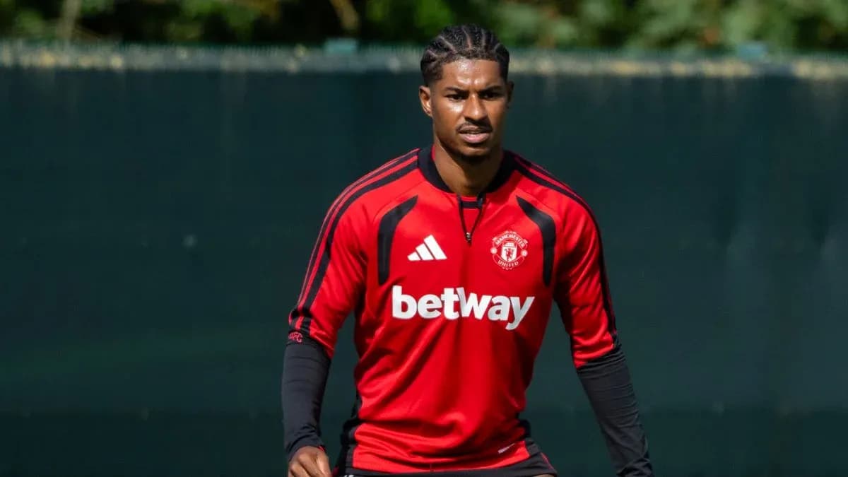 Jugador entrenando con camiseta de Manchester United