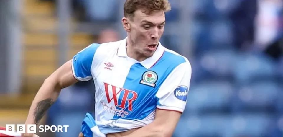 Jugador de Blackburn Rovers en acción durante partido