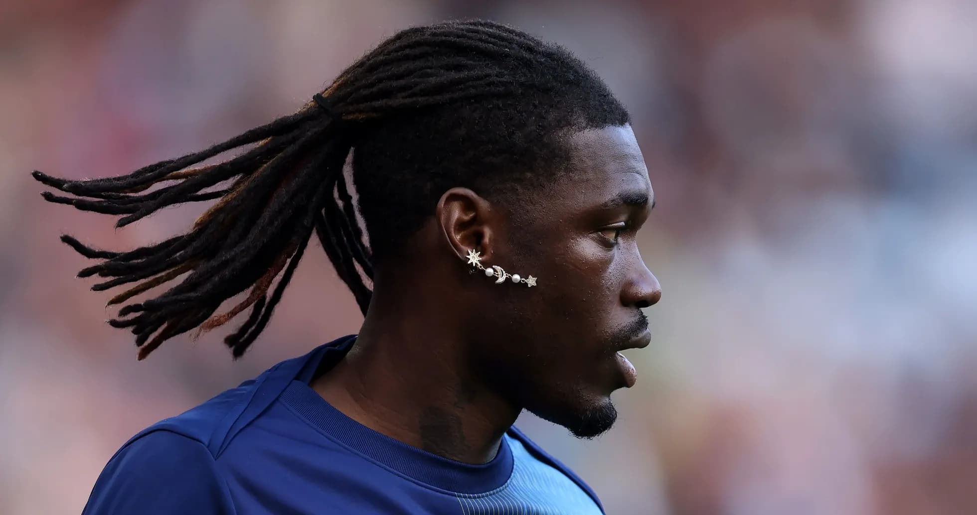 Jugador con trenzas y arete en el oído
