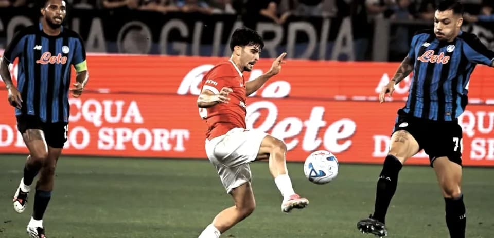 Jugador del equipo rojo controla el balón en partido