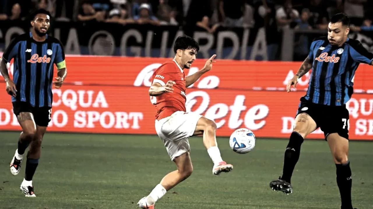 Jugador del equipo rojo controla el balón en partido