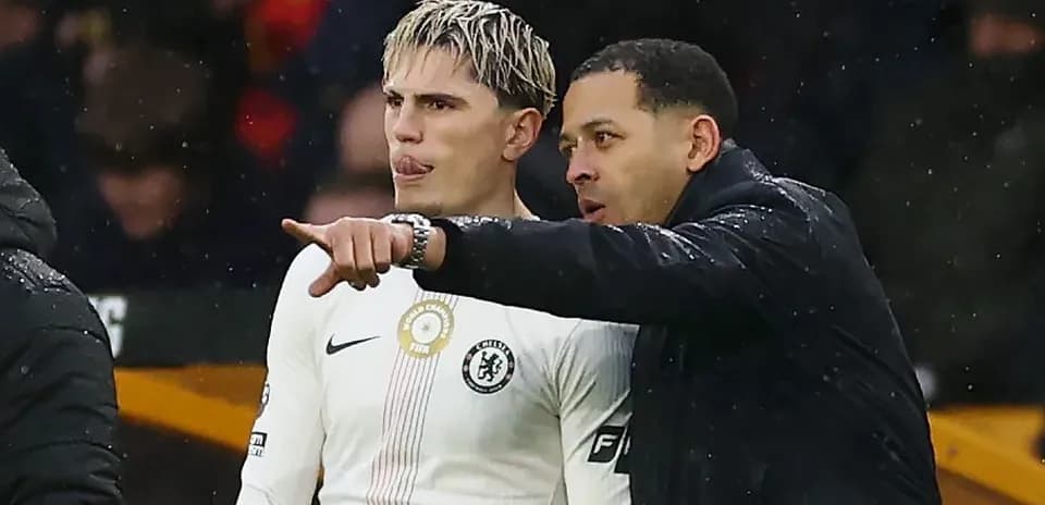 Jugador de Chelsea recibiendo instrucciones del entrenador