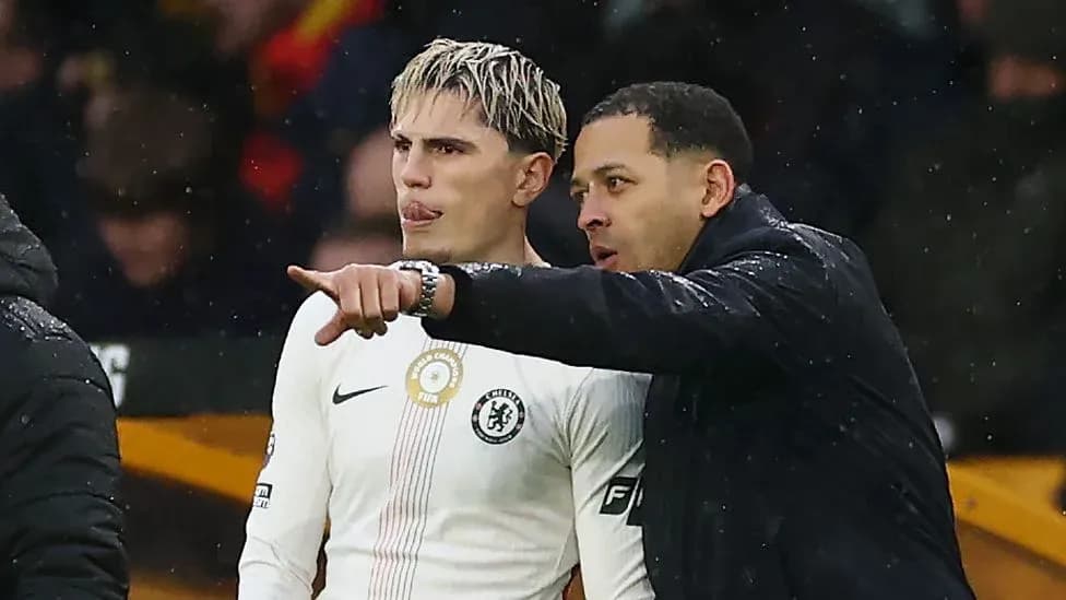 Jugador de Chelsea recibiendo instrucciones del entrenador