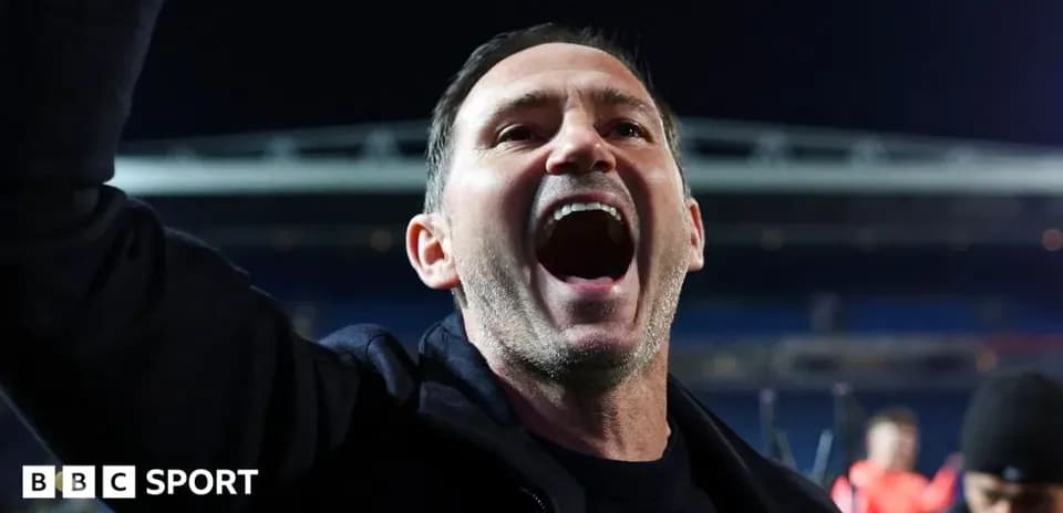 Entrenador celebrando con los brazos alzados