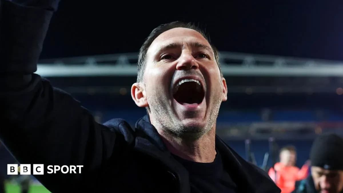 Entrenador celebrando con los brazos alzados