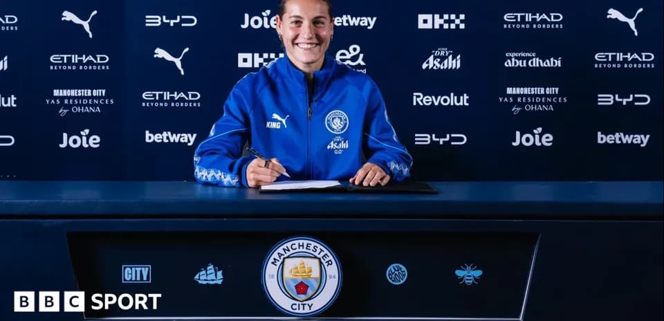 Jugadora firmando contrato con Manchester City