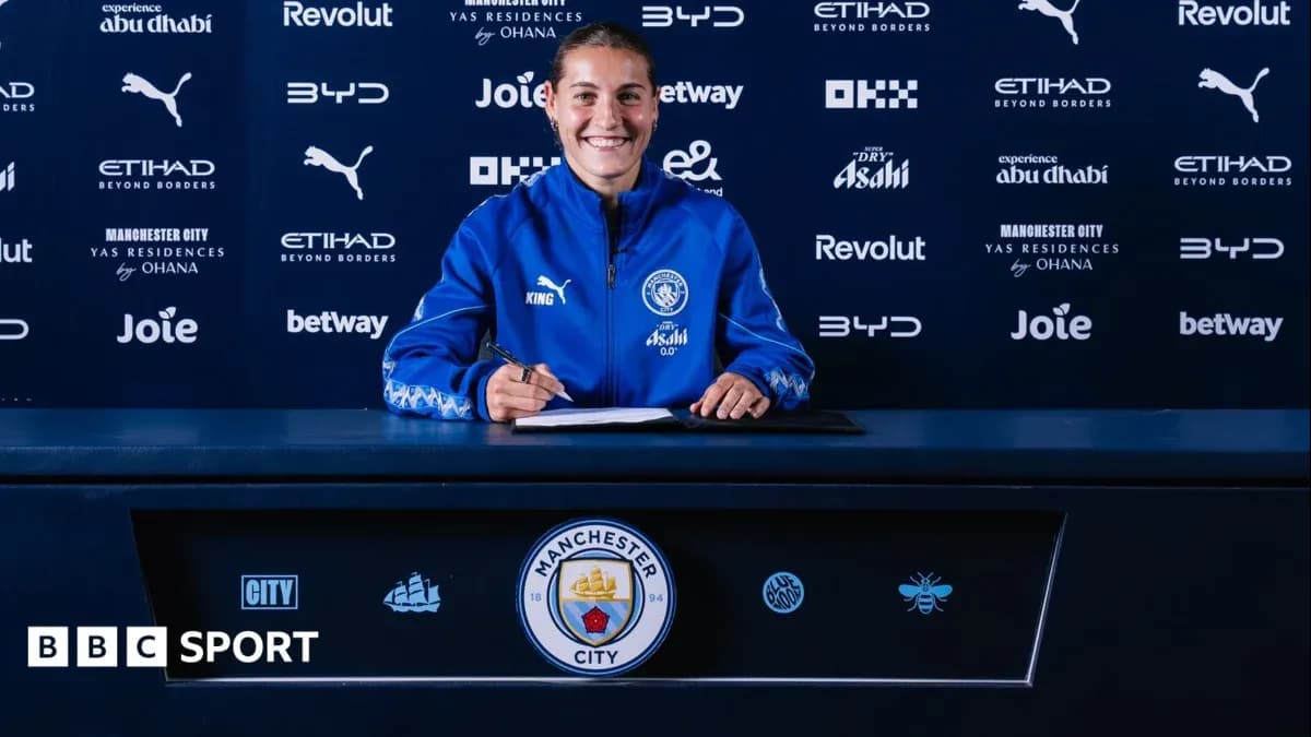 Jugadora firmando contrato con Manchester City