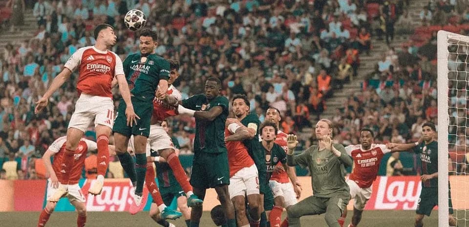 Jugadores disputando un balón en área durante partido