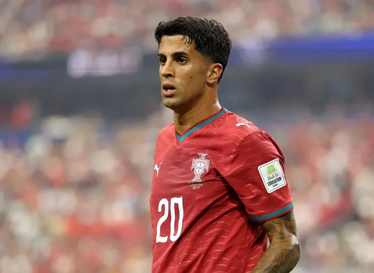 Jugador de Portugal con camiseta roja en el campo