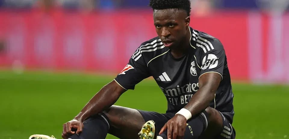 Jugador de Real Madrid sentado en el campo