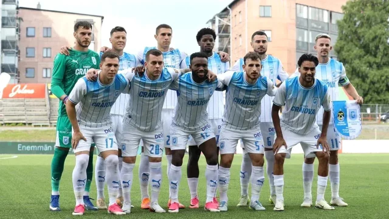 Jugadores de Universitatea Craiova en formación