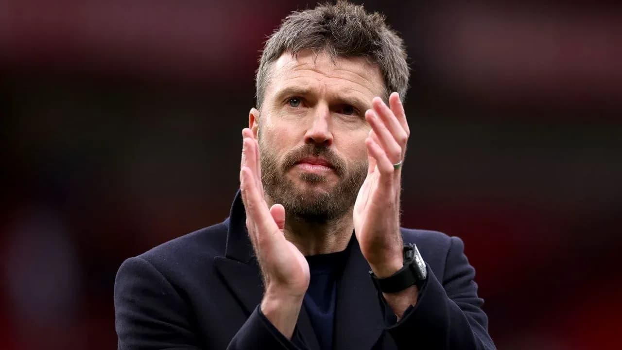 Entrenador aplaudiendo al público después del partido