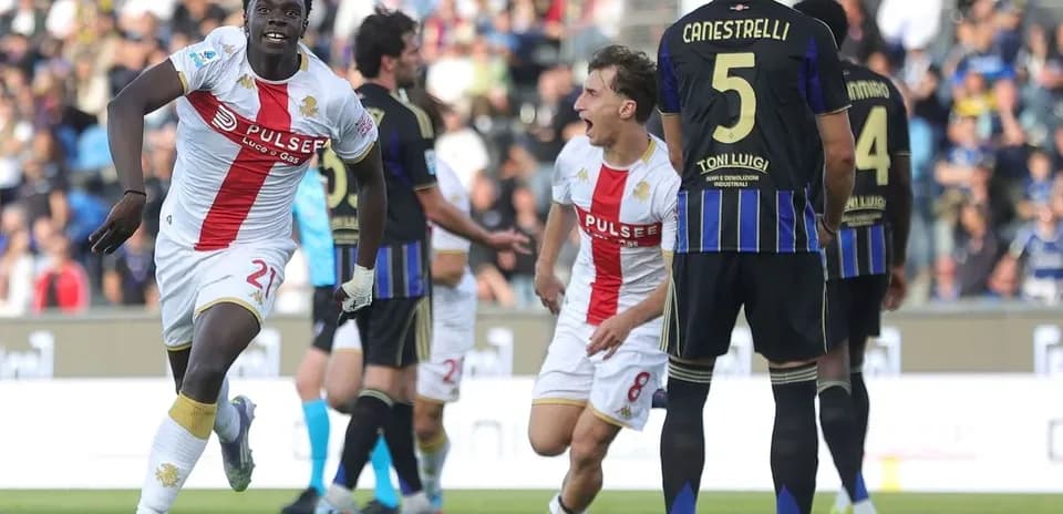 Jugadores de Pisa celebrando un gol en partido