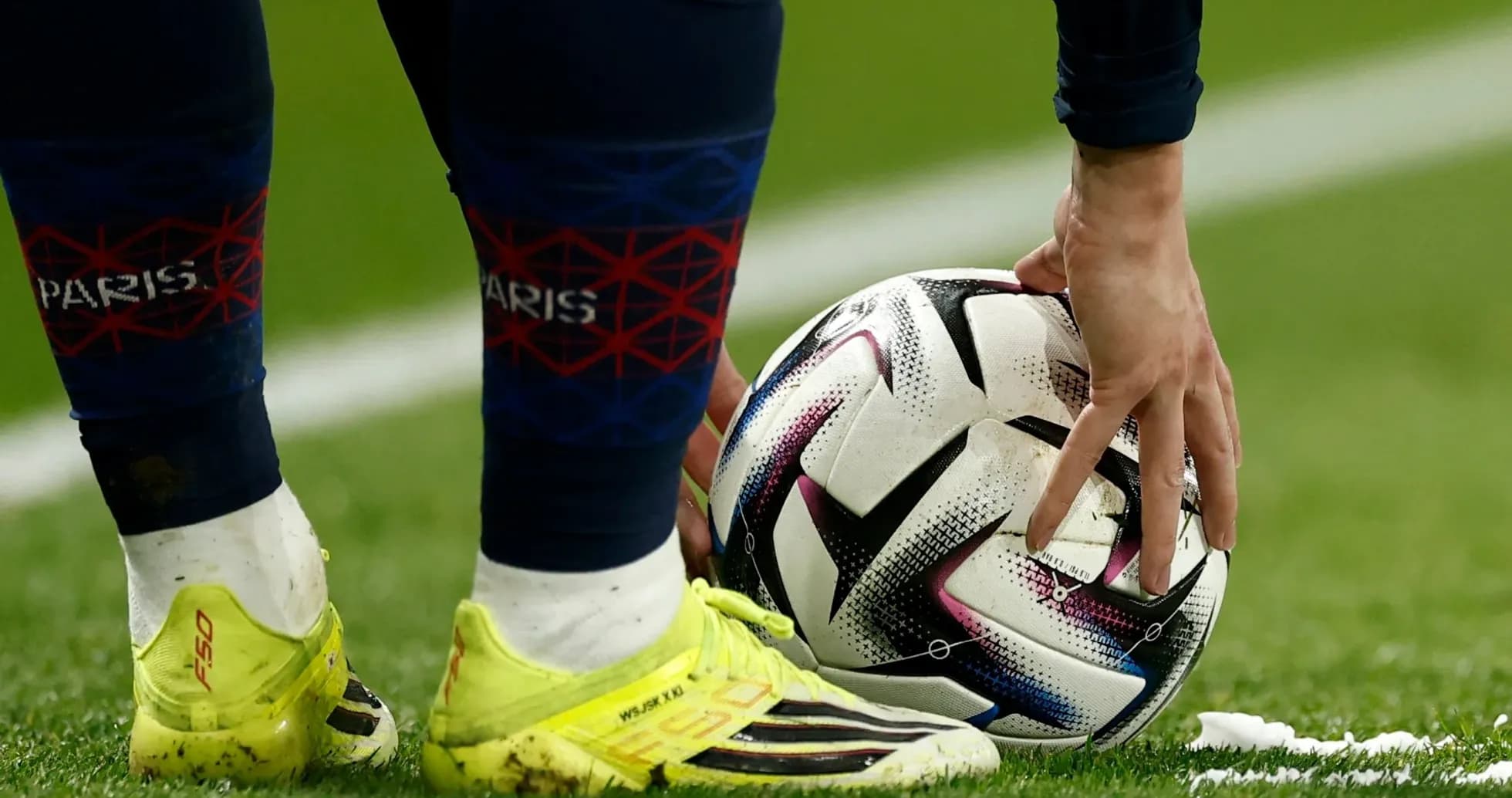 Jugador colocando balón en el campo de fútbol