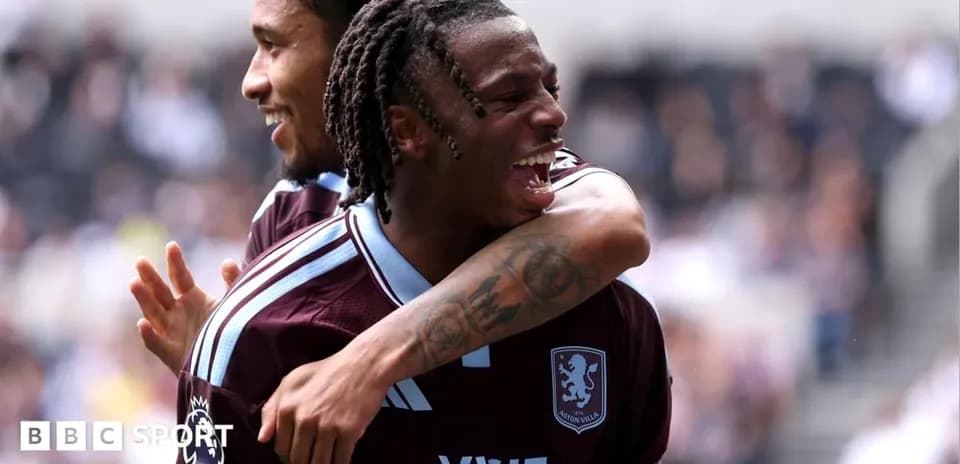 Jugadores de Aston Villa celebrando un gol juntos
