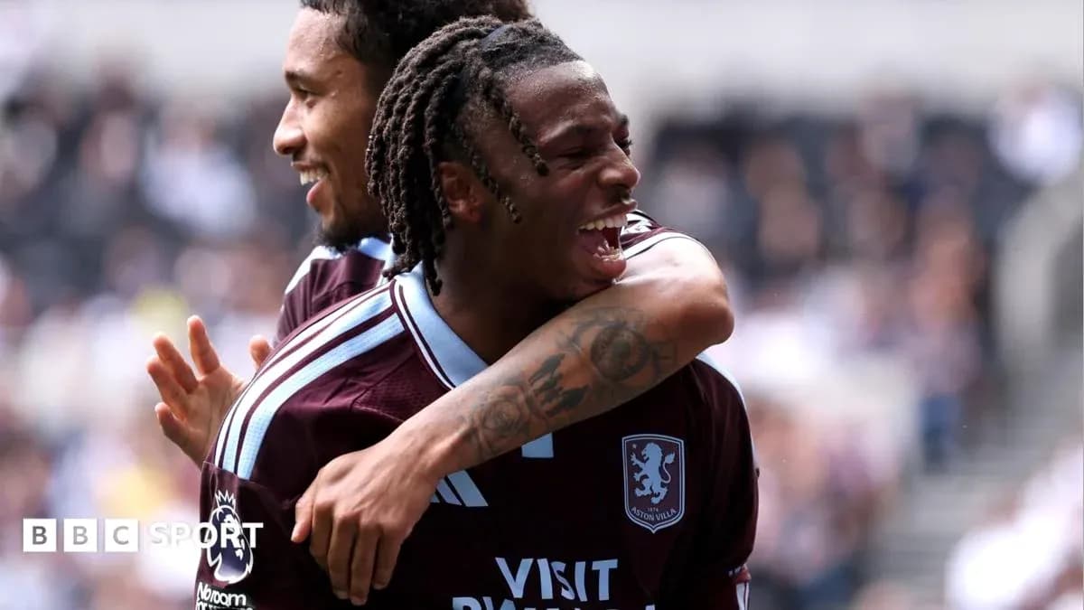 Jugadores de Aston Villa celebrando un gol juntos