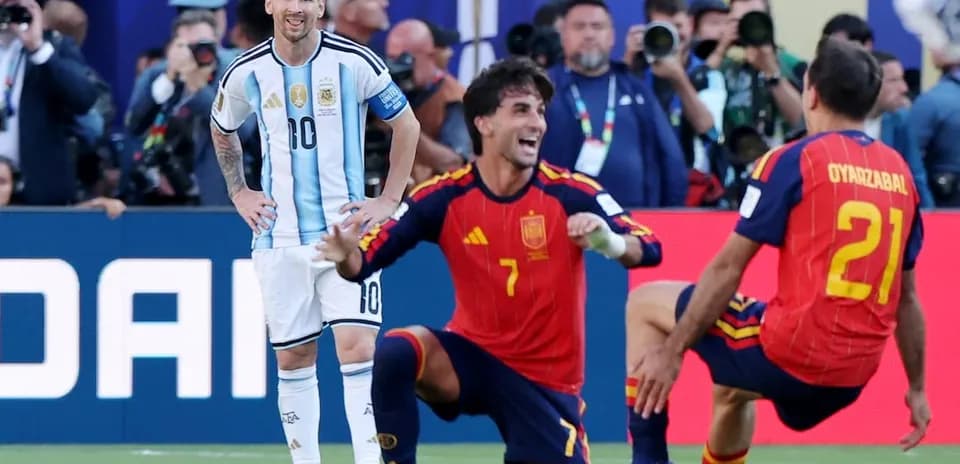 Messi y jugadores españoles en el partido