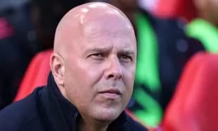 Entrenador observando el partido desde el banquillo