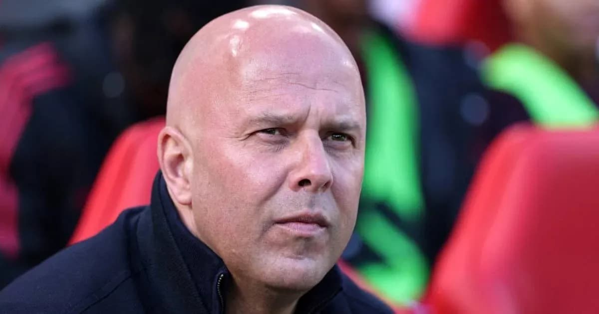 Entrenador observando el partido desde el banquillo