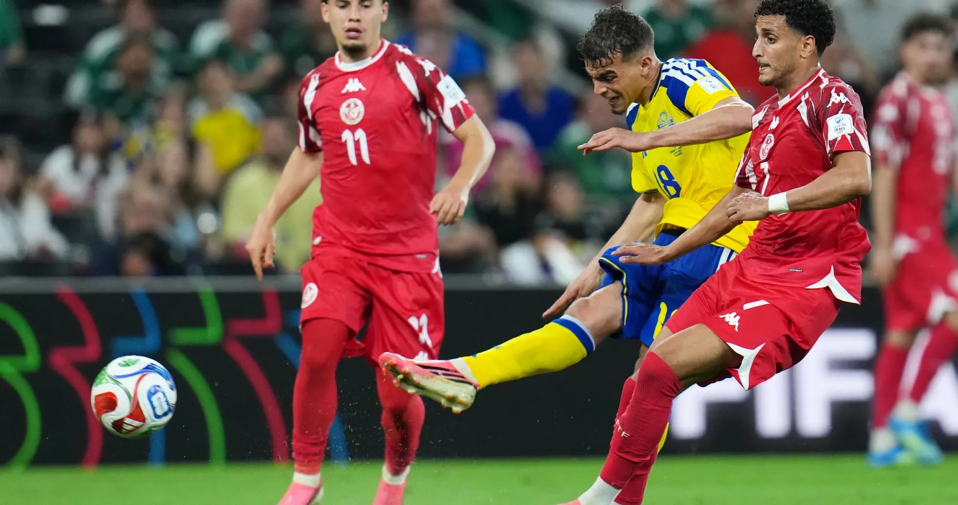 Jugador sueco chutando el balón contra Túnez
