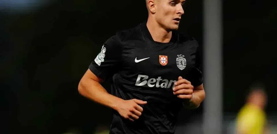 Jugador de Sporting CP corriendo durante el partido