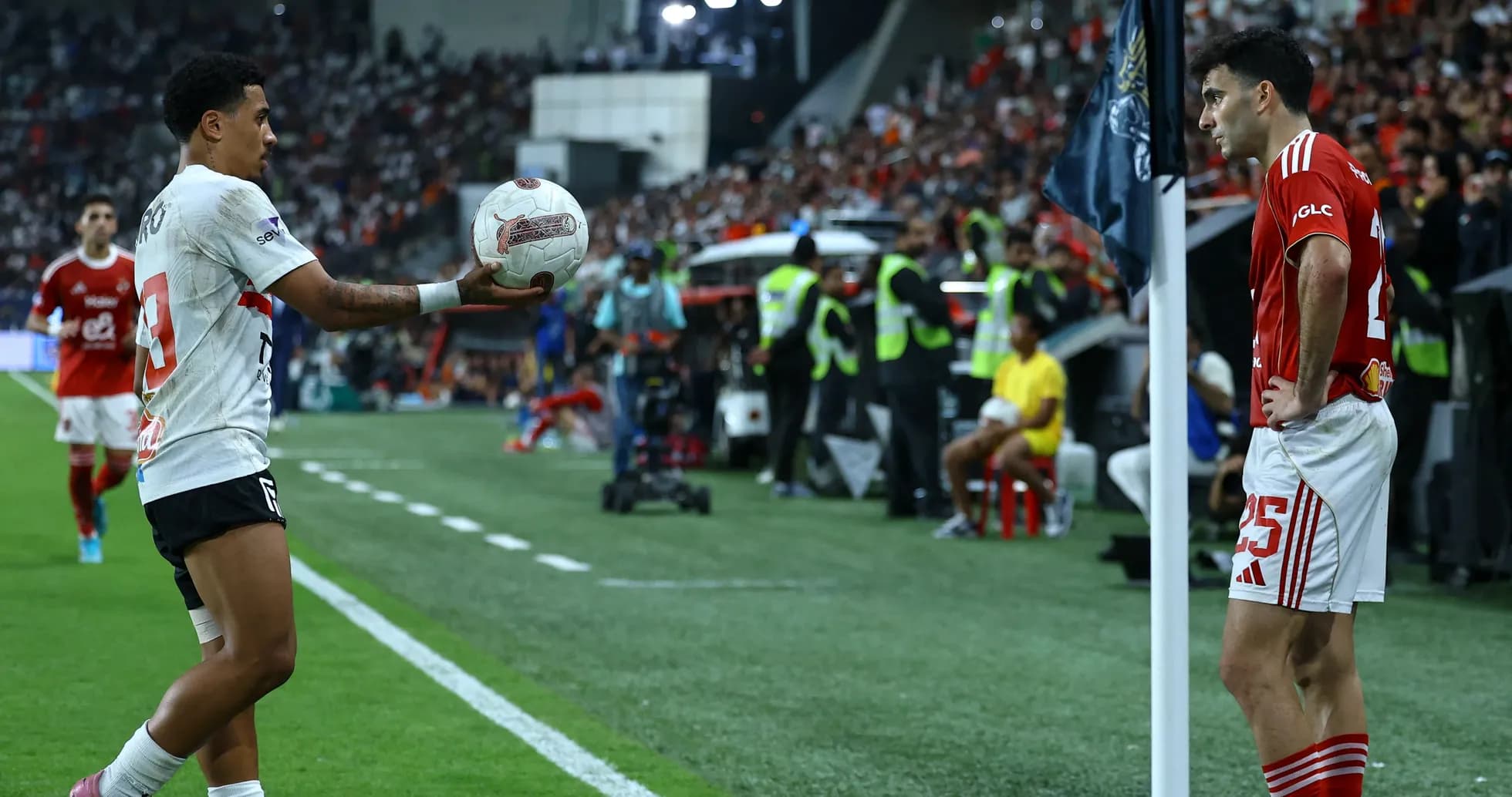 Jugador lanzando el balón en un partido de fútbol