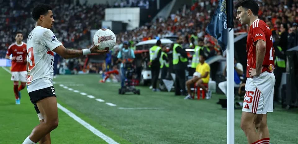 Jugador lanzando el balón en un partido de fútbol
