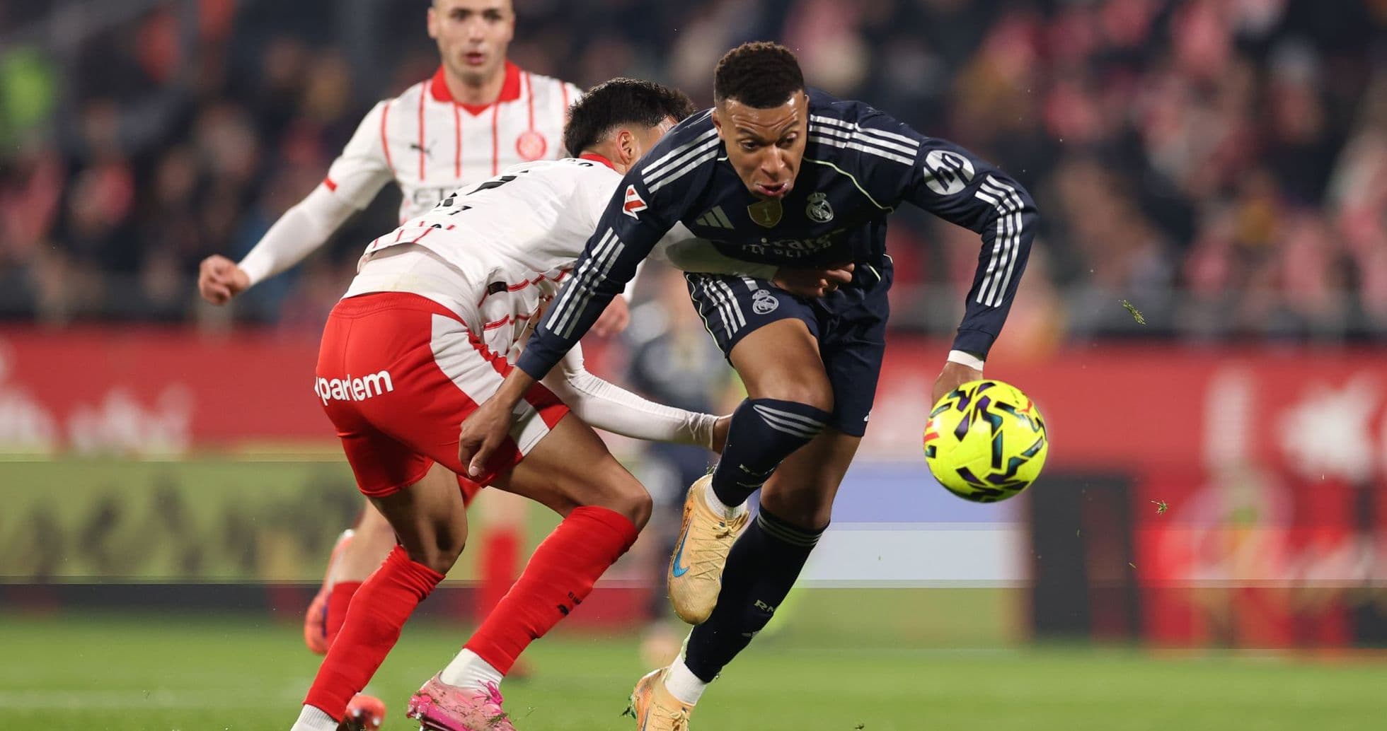 Jugador de Real Madrid driblando a un rival