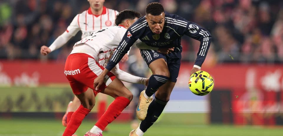 Jugador de Real Madrid driblando a un rival