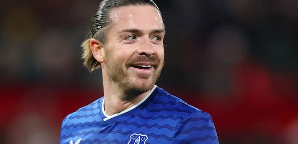 Jugador de Everton sonriendo en el campo