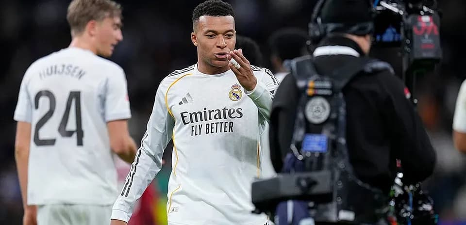 Jugador de Real Madrid saludando a la cámara