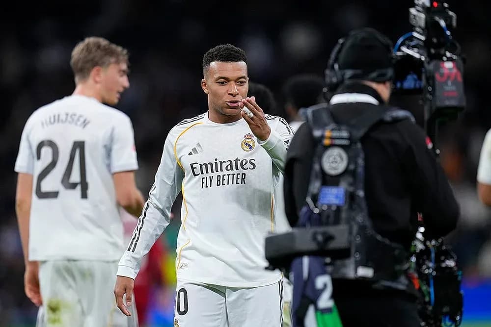 Jugador de Real Madrid saludando a la cámara