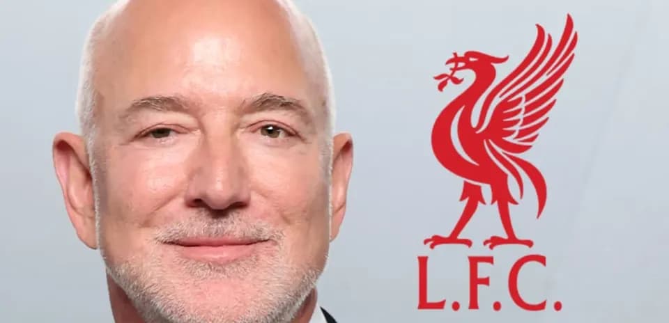 Hombre con fondo de logo de Liverpool FC