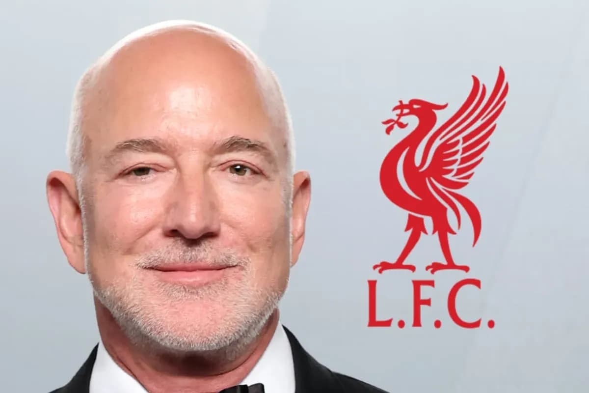 Hombre con fondo de logo de Liverpool FC