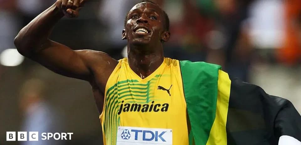 Atleta celebrando con bandera de Jamaica en carrera