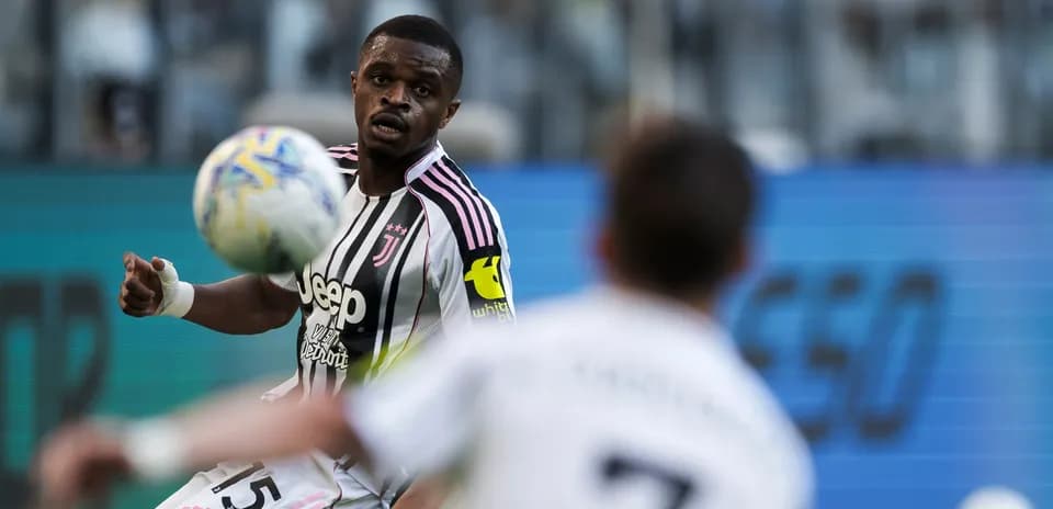 Jugador de Juventus pasando el balón