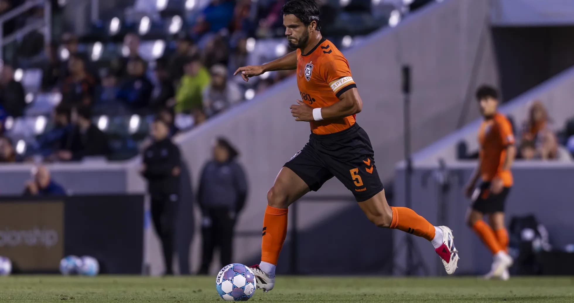 Jugador de Orange County SC con balón en el campo