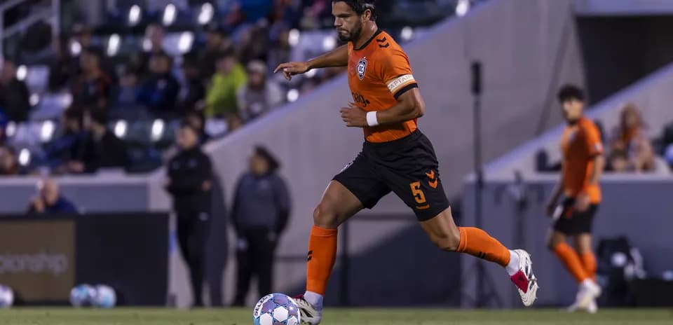 Jugador de Orange County SC con balón en el campo