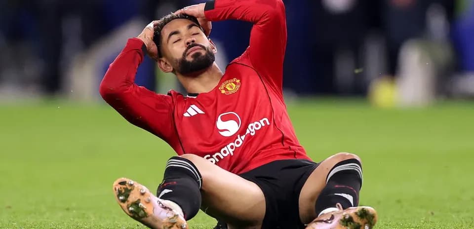 Jugador de Manchester United en el suelo tras lesión