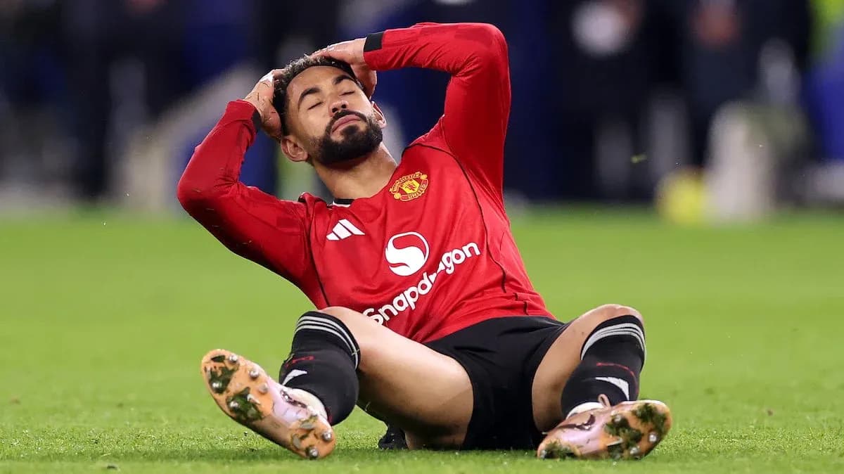 Jugador de Manchester United en el suelo tras lesión