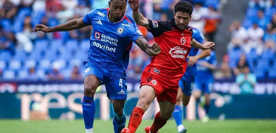 Jugadores de Tijuana y Cruz Azul compitiendo por el balón