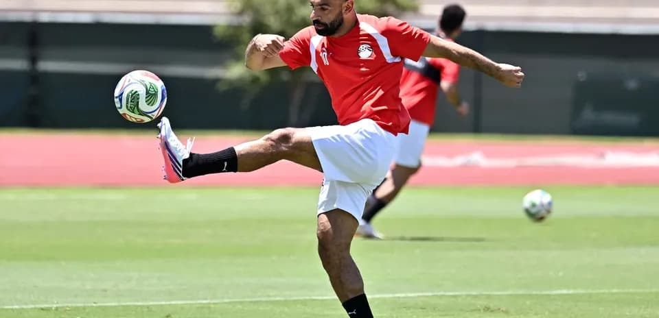 Jugador egipcio entrenando con balón